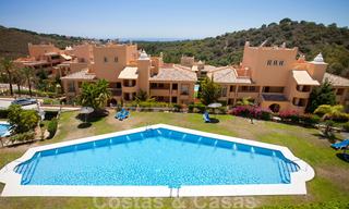 Apartamentos con grandes terrazas y vistas al mar en venta en Elviria, Marbella Este 20272 