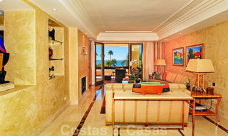 Apartamentos de lujo en primera planta a la venta, complejo en primera línea de playa, Nueva Milla de Oro, Marbella - Estepona 26957 