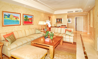 Apartamentos de lujo en primera planta a la venta, complejo en primera línea de playa, Nueva Milla de Oro, Marbella - Estepona 26964 