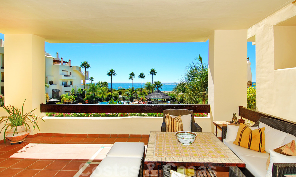 Apartamentos de lujo en primera planta a la venta, complejo en primera línea de playa, Nueva Milla de Oro, Marbella - Estepona 26965