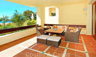 Apartamentos de lujo en primera planta a la venta, complejo en primera línea de playa, Nueva Milla de Oro, Marbella - Estepona 26966 