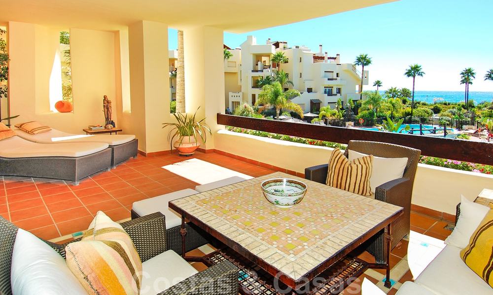 Apartamentos de lujo en primera planta a la venta, complejo en primera línea de playa, Nueva Milla de Oro, Marbella - Estepona 26967