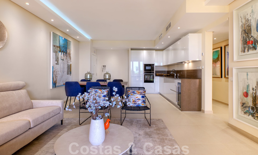 Apartamentos de lujo en primera planta a la venta, complejo en primera línea de playa, Nueva Milla de Oro, Marbella - Estepona 26984