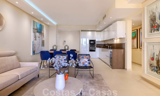 Apartamentos de lujo en primera planta a la venta, complejo en primera línea de playa, Nueva Milla de Oro, Marbella - Estepona 26984 