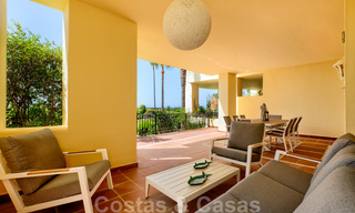 Apartamentos de lujo en primera planta a la venta, complejo en primera línea de playa, Nueva Milla de Oro, Marbella - Estepona 26993 
