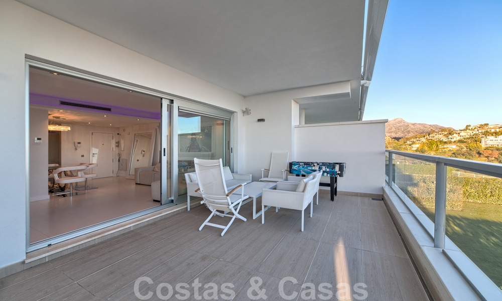 Lista para mudarse. Apartamentos de estilo moderno a la venta en Marbella – Benahavis con vistas al mar 30593