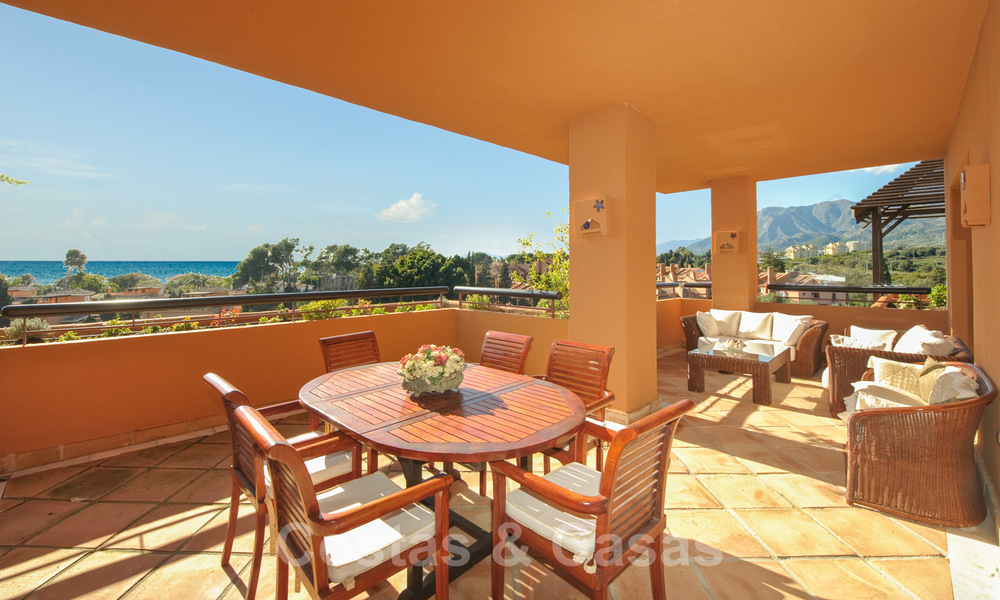 Apartamentos de lujo en venta cerca de la playa en un prestigioso complejo, justo al este de la ciudad de Marbella 22955