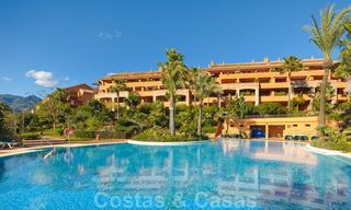 Apartamentos de lujo en venta cerca de la playa en un prestigioso complejo, justo al este de la ciudad de Marbella 22959 