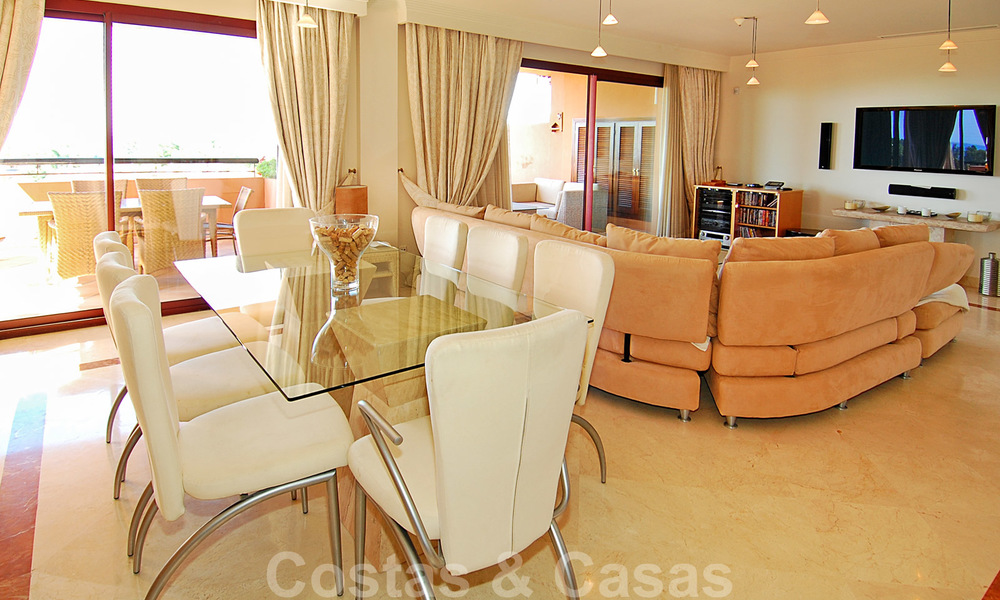 Apartamentos de lujo en venta cerca de la playa en un prestigioso complejo, justo al este de la ciudad de Marbella 22963