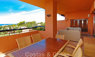 Apartamentos de lujo en venta cerca de la playa en un prestigioso complejo, justo al este de la ciudad de Marbella 22967 