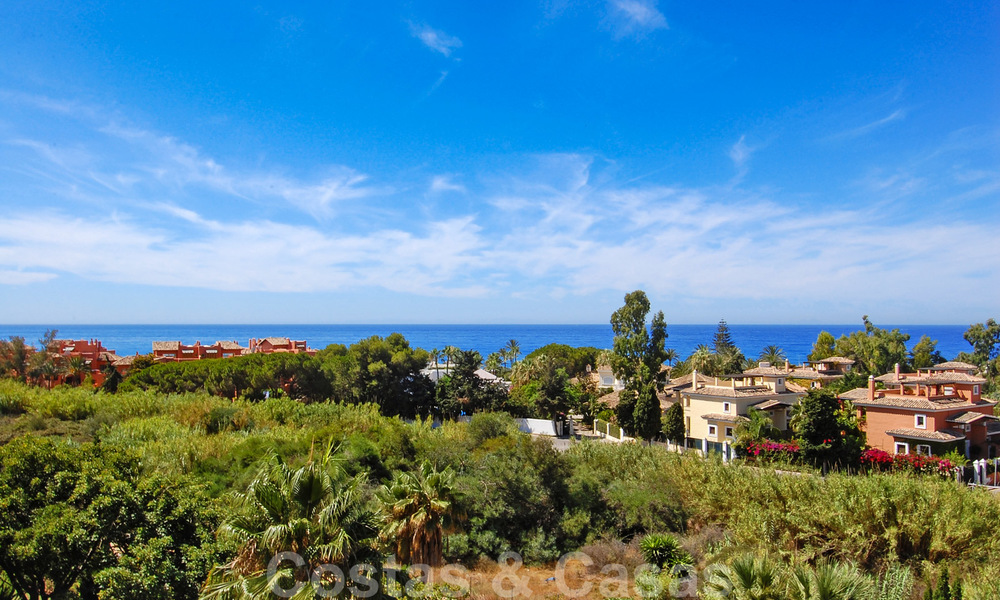 Apartamentos de lujo en venta cerca de la playa en un prestigioso complejo, justo al este de la ciudad de Marbella 22968