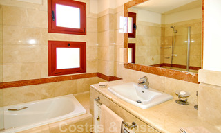 Apartamentos de lujo en venta cerca de la playa en un prestigioso complejo, justo al este de la ciudad de Marbella 22972 