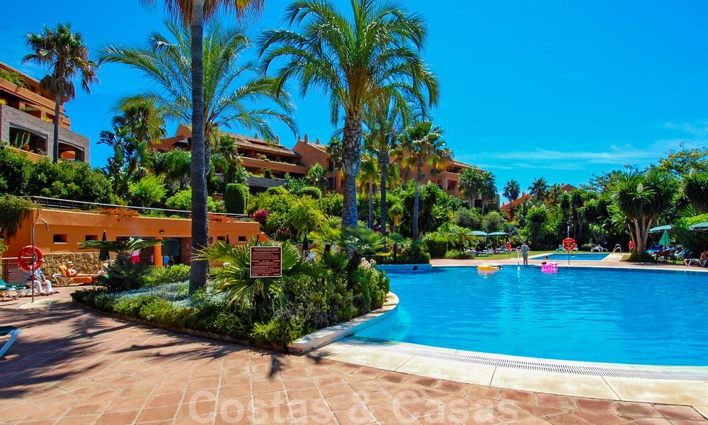 Apartamentos de lujo en venta cerca de la playa en un prestigioso complejo, justo al este de la ciudad de Marbella 22985
