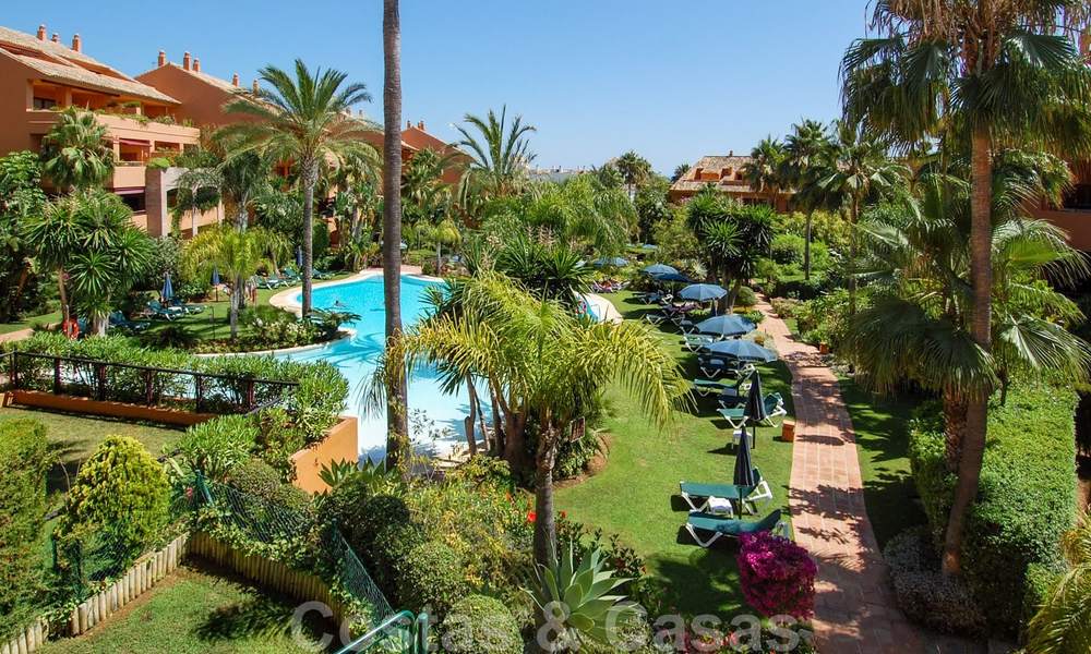 Apartamentos de lujo en venta cerca de la playa en un prestigioso complejo, justo al este de la ciudad de Marbella 22987