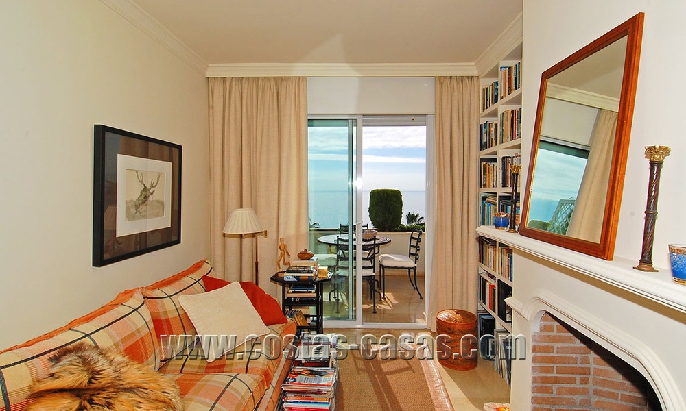 Apartamento ático de lujo a la venta, complejo en primera línea de playa, Nueva Milla de Oro, Marbella - Estepona 13146