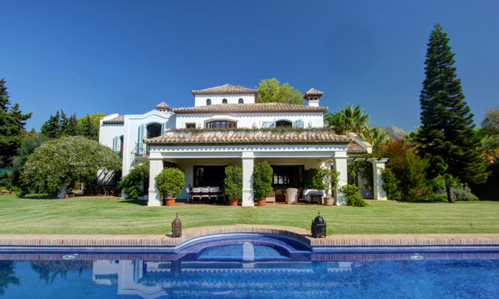 Villa de lujo a la venta en la Milla de Oro en Marbella, a poca distancia de la playa y Puente Romano 5586