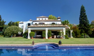 Villa de lujo a la venta en la Milla de Oro en Marbella, a poca distancia de la playa y Puente Romano 5586 
