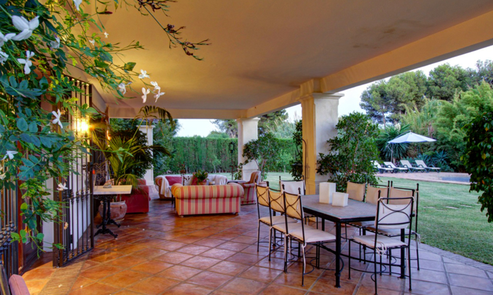 Villa de lujo a la venta en la Milla de Oro en Marbella, a poca distancia de la playa y Puente Romano 5583