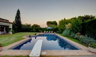Villa de lujo a la venta en la Milla de Oro en Marbella, a poca distancia de la playa y Puente Romano 5580 