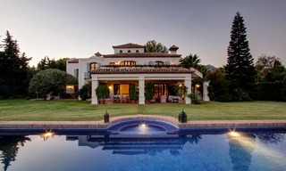 Villa de lujo a la venta en la Milla de Oro en Marbella, a poca distancia de la playa y Puente Romano 5582 