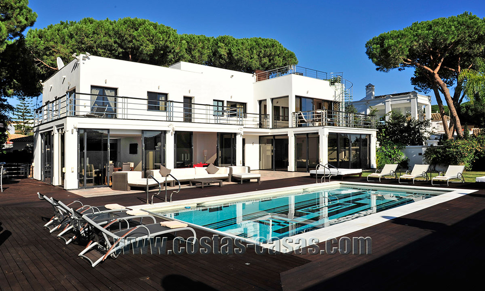 Villa de estilo moderno contemporáneo en primera línea de playa en venta en Marbella 5413