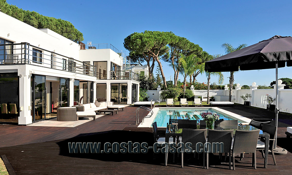 Villa de estilo moderno contemporáneo en primera línea de playa en venta en Marbella 5415