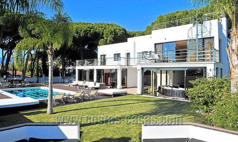 Villa de estilo moderno contemporáneo en primera línea de playa en venta en Marbella 5416