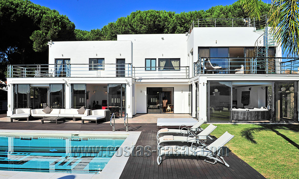Villa de estilo moderno contemporáneo en primera línea de playa en venta en Marbella 5417