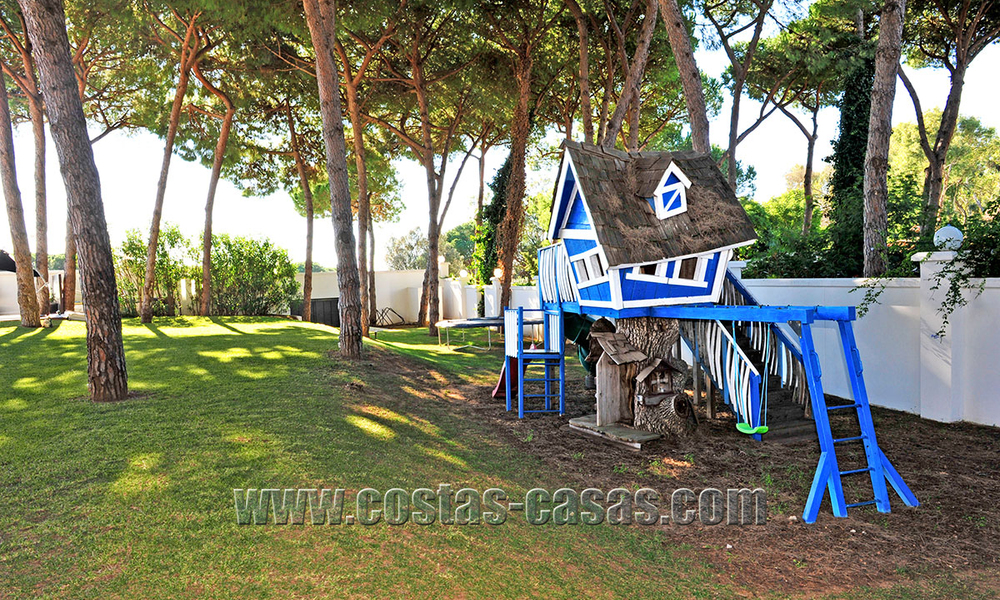 Villa de estilo moderno contemporáneo en primera línea de playa en venta en Marbella 5419