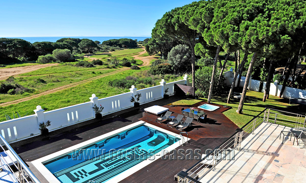 Villa de estilo moderno contemporáneo en primera línea de playa en venta en Marbella 5423