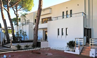 Villa de estilo moderno contemporáneo en primera línea de playa en venta en Marbella 5425 