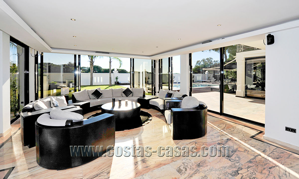 Villa de estilo moderno contemporáneo en primera línea de playa en venta en Marbella 5427