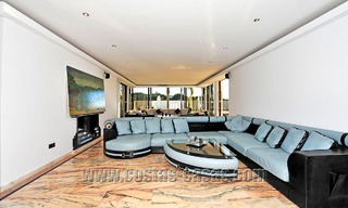 Villa de estilo moderno contemporáneo en primera línea de playa en venta en Marbella 5429 