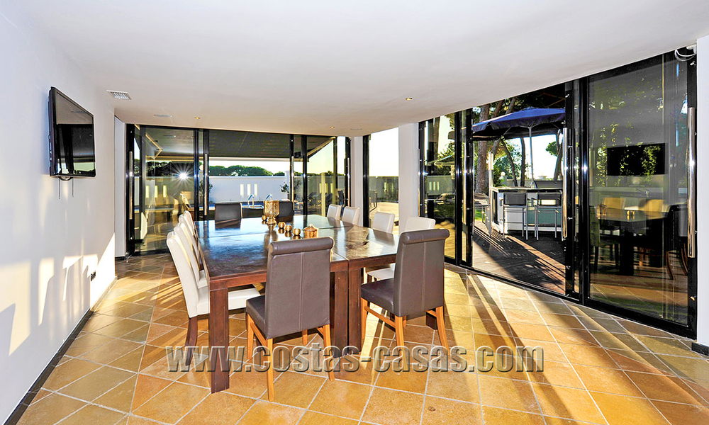 Villa de estilo moderno contemporáneo en primera línea de playa en venta en Marbella 5430