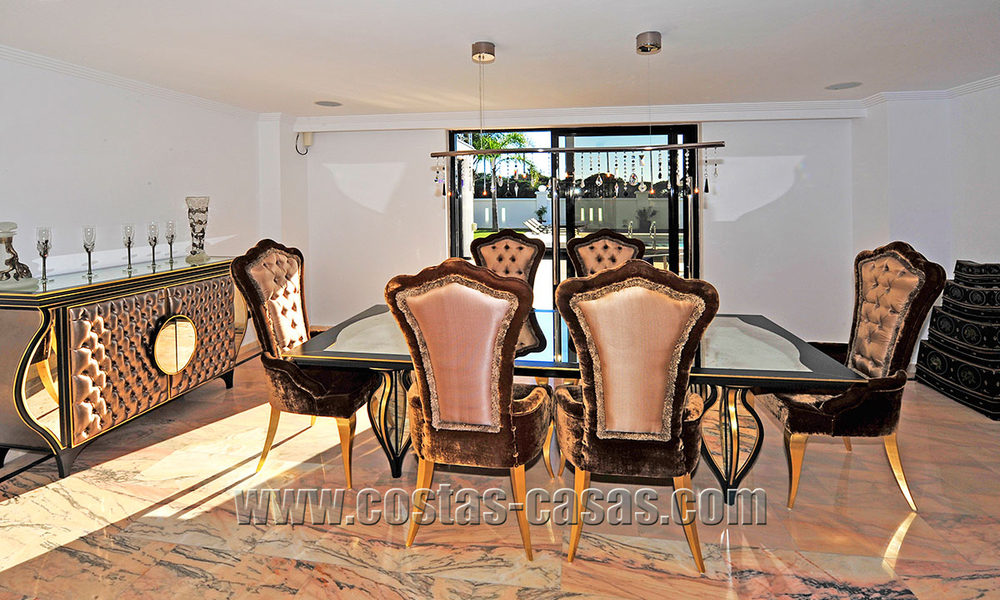 Villa de estilo moderno contemporáneo en primera línea de playa en venta en Marbella 5431