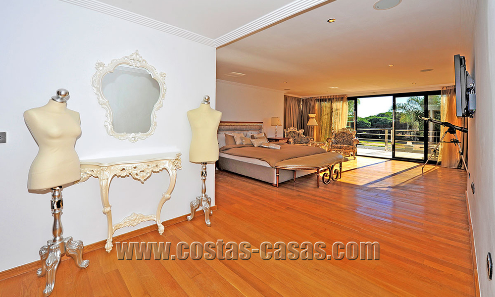 Villa de estilo moderno contemporáneo en primera línea de playa en venta en Marbella 5435