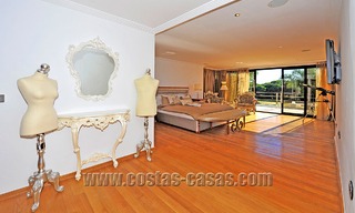 Villa de estilo moderno contemporáneo en primera línea de playa en venta en Marbella 5435 