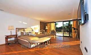 Villa de estilo moderno contemporáneo en primera línea de playa en venta en Marbella 5436 