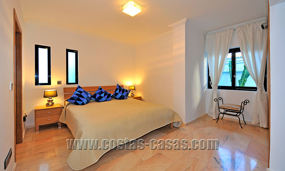 Villa de estilo moderno contemporáneo en primera línea de playa en venta en Marbella 5441