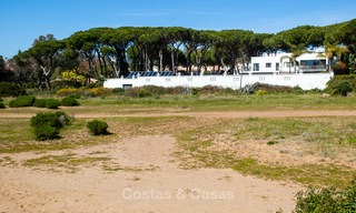 Villa de estilo moderno contemporáneo en primera línea de playa en venta en Marbella 5453 