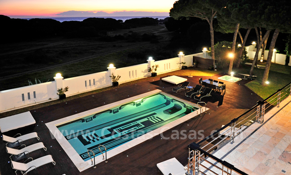 Villa de estilo moderno contemporáneo en primera línea de playa en venta en Marbella 5459