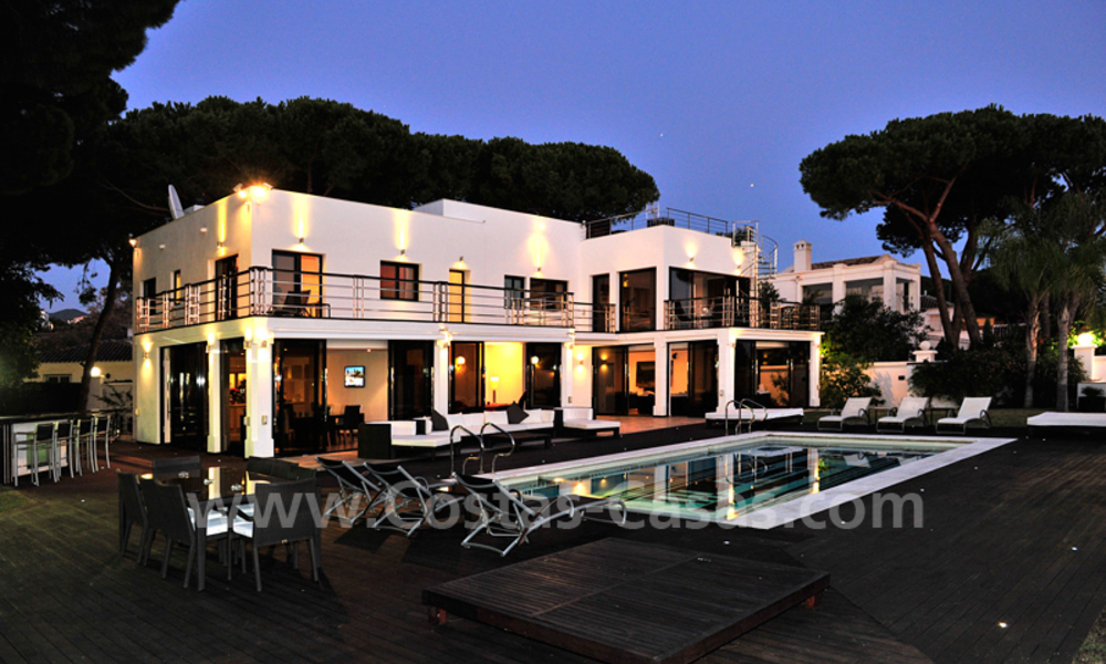 Villa de estilo moderno contemporáneo en primera línea de playa en venta en Marbella 5460