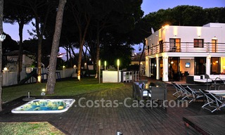 Villa de estilo moderno contemporáneo en primera línea de playa en venta en Marbella 5414 